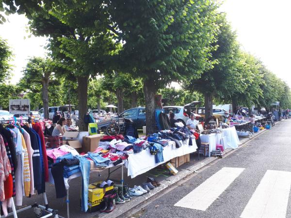sortie à GARANCIERES, Yvelines. VIDE GRENIERS DE LA SAINT PIERRE Sortir à GARANCIERES(Yvelines). GARANCIERES.