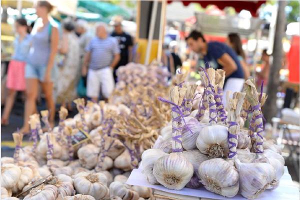 sortie à LA GARDE, Var. FOIRE À L'AIL, À L'OIGNON ET AU BOUDIN Sortir à LA GARDE(Var). LA GARDE.