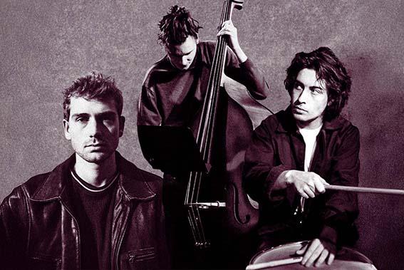 sortie à ROGNES, Bouches du Rhône. ELIAS VOLLMER TRIO AU FESTIVAL AUX CARRIÈRES Sortir à ROGNES(Bouches du Rhône). ROGNES.