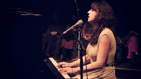 sortie à MARSEILLE, Bouches du Rhône. KALLIROI & JONAS, DEUX VOIX DE LA FOLK DU MONDE Sortir à MARSEILLE(Bouches du Rhône). MARSEILLE.