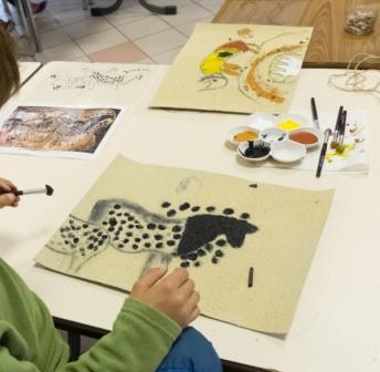 sortie à SOYONS, Ardèche. ATELIER "DESSINE COMME CRO-MAGNON ! " Sortir à SOYONS(Ardèche). SOYONS.