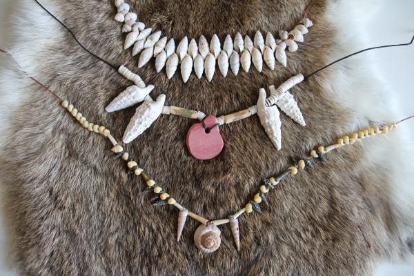 sortie à SOYONS, Ardèche. ATELIER "PARURES " Sortir à SOYONS(Ardèche). SOYONS.