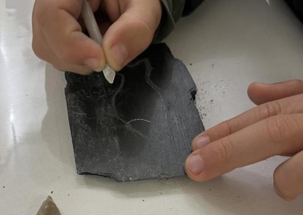 sortie à SOYONS, Ardèche. ATELIER "GRAVE COMME CRO-MAGNON ! " Sortir à SOYONS(Ardèche). SOYONS.