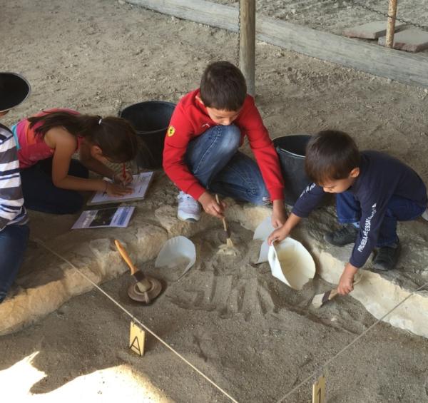 sortie à SOYONS, Ardèche. ATELIER D'INITIATION À LA FOUILLE GALLO-ROMAINE Sortir à SOYONS(Ardèche). SOYONS.