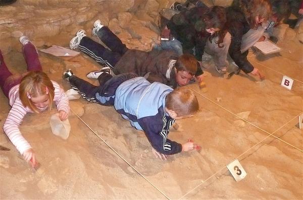 sortie à SOYONS, Ardèche. ATELIER D'INITIATION À LA FOUILLE PRÉHISTORIQUE Sortir à SOYONS(Ardèche). SOYONS.