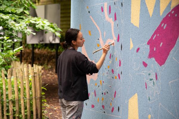 sortie à LA GACILLY, Morbihan. FRESQUE PARTICIPATIVE AVEC LOAN NGUYEN THANH LAN Sortir à LA GACILLY(Morbihan). LA GACILLY.