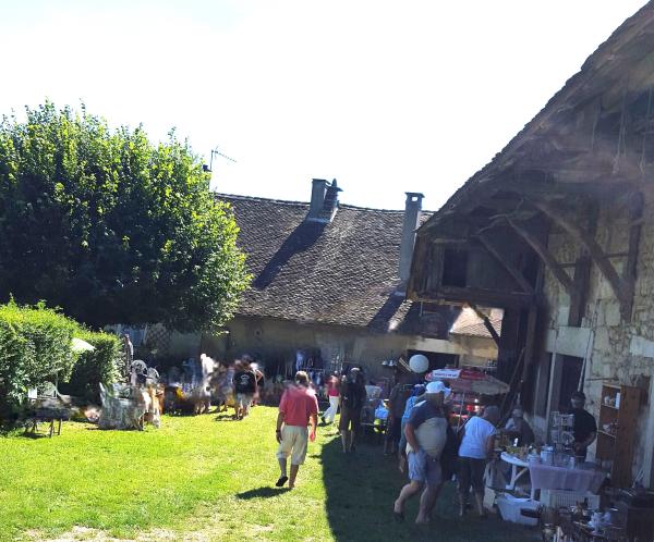 sortie à IZIEU, Ain. VIDE-GRENIERS CHAMPÊTRE À IZIEU 5 JUILLET 26 À 10H Sortir à IZIEU(Ain). IZIEU.